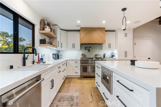 22410 Collins Street, Woodland Hills CA: https://media.crmls.org/medias/01228c36-28ff-467d-af25-14ece376478c.jpg