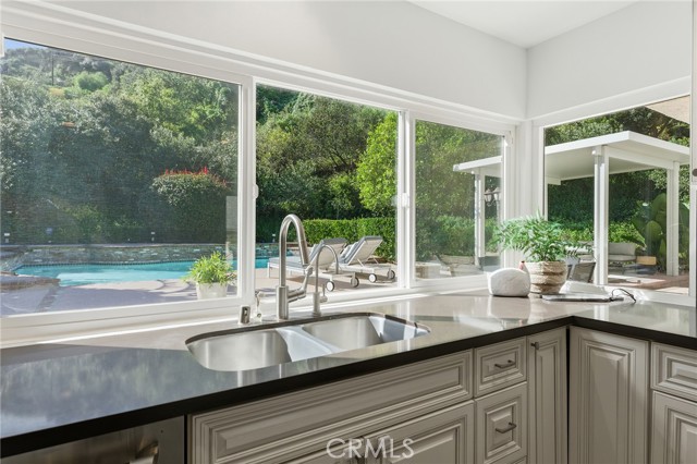 Detail Gallery Image 13 of 34 For 3831 Saint Johnswood Dr, Woodland Hills,  CA 91364 - 5 Beds | 3/1 Baths