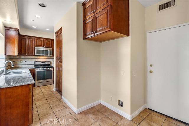 Detail Gallery Image 7 of 26 For 18739 Chapel Ln, Huntington Beach,  CA 92646 - 3 Beds | 2/1 Baths