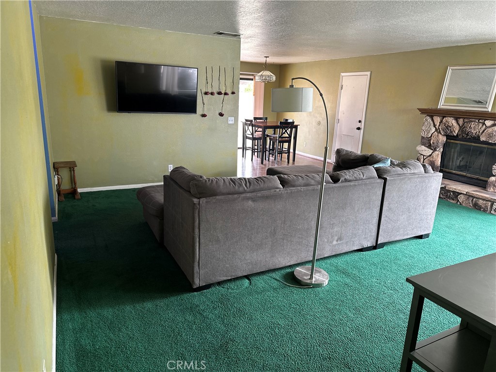 https://media.crmls.org/medias/012cb3e3-4260-4317-9be6-710b6b9e7367.jpg?preset=X-Large
