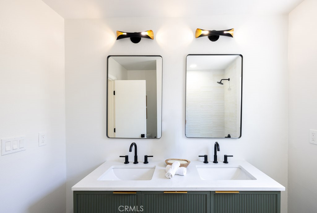 https://media.crmls.org/medias/012d965b-a37c-4a10-99d3-db688a11c72d.jpg?preset=X-Large