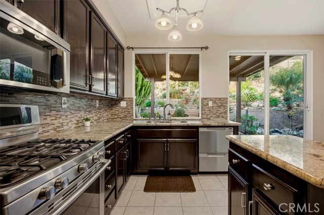 Detail Gallery Image 10 of 58 For 14666 Ontario Cir, Fontana,  CA 92336 - 4 Beds | 2/1 Baths