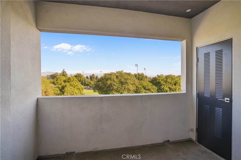 https://media.crmls.org/medias/0130c472-aceb-4317-965d-be6e615d6644.jpg?preset=X-Large