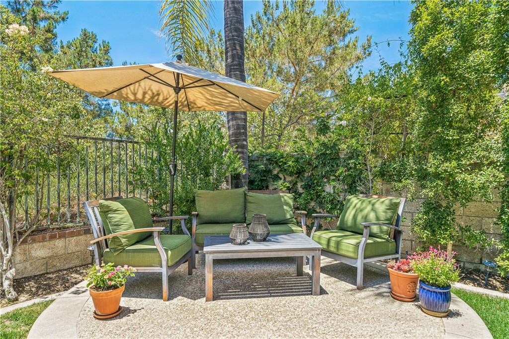 https://media.crmls.org/medias/01316e92-f079-4a47-8c1b-0105a601bf67.jpg?preset=X-Large