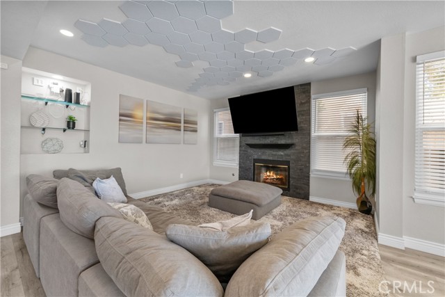 Detail Gallery Image 7 of 33 For 18554 Olympian Ct., Canyon Country,  CA 91351 - 5 Beds | 2/1 Baths