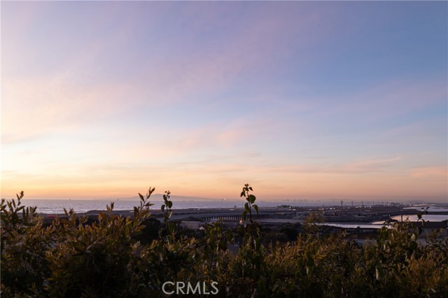 Detail Gallery Image 13 of 25 For 5561 Ocean Terrace Dr, Huntington Beach,  CA 92648 - 4 Beds | 4/1 Baths