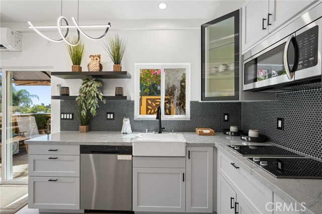 Detail Gallery Image 4 of 27 For 2258 Helios Dr, Los Angeles,  CA 90068 - 2 Beds | 1 Baths