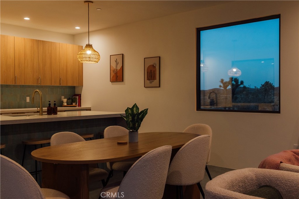 https://media.crmls.org/medias/01369ced-2a49-4116-b585-3c011cdfdea3.jpg?preset=X-Large
