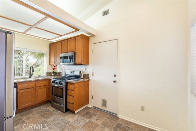 Detail Gallery Image 9 of 41 For 23044 Canyon Hill Dr., Corona,  CA 92883 - 3 Beds | 2 Baths