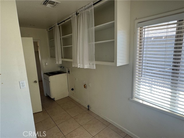 Detail Gallery Image 23 of 56 For 23221 Burbank Bld, Woodland Hills,  CA 91367 - 3 Beds | 2 Baths