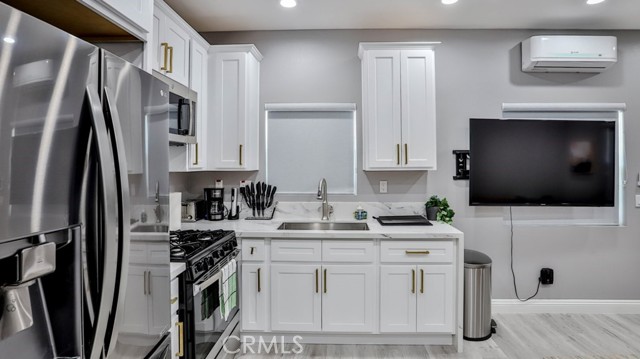 408 S Flower Street, Santa Ana CA: https://media.crmls.org/medias/013b37db-b8fe-4c78-a32b-3a19aacc11ec.jpg