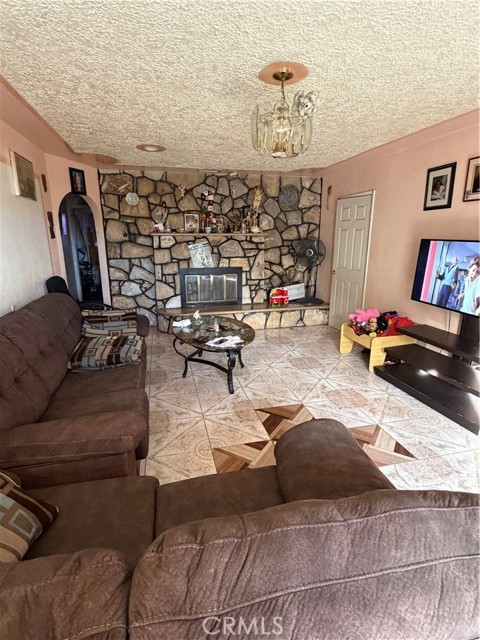 Detail Gallery Image 9 of 27 For 17312 Miller Ave, Fontana,  CA 92336 - 6 Beds | 6 Baths