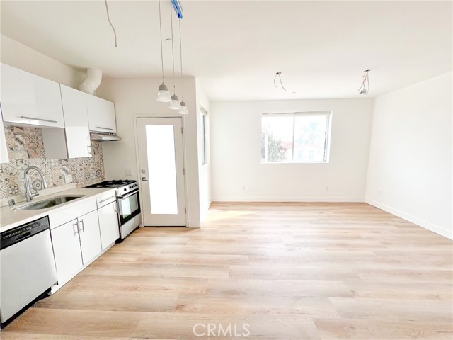 Detail Gallery Image 10 of 14 For 1183 Crenshaw Bld #201,  Los Angeles,  CA 90019 - 2 Beds | 2 Baths