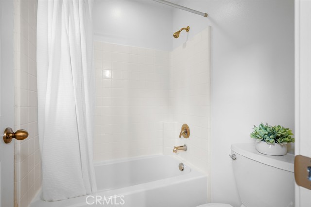 27 Silver Forest Court, Azusa CA: https://media.crmls.org/medias/01409658-ecfc-4db9-870e-c53d9072efb6.jpg