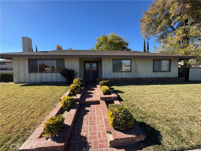 Detail Gallery Image 1 of 32 For 39643 Country Club Dr, Palmdale,  CA 93551 - 3 Beds | 2 Baths