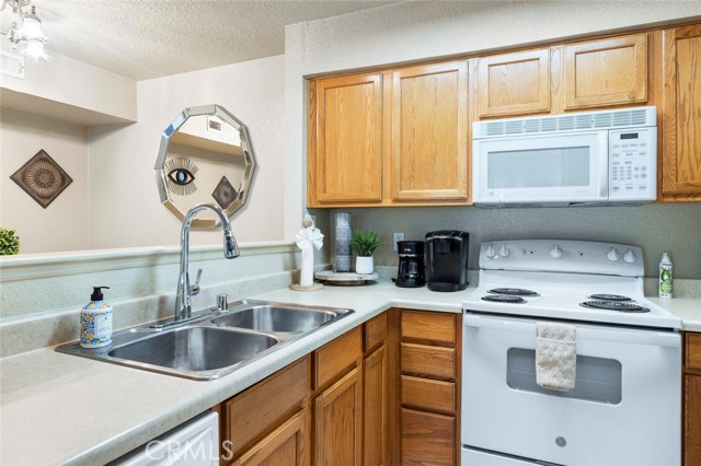 Detail Gallery Image 6 of 29 For 2881 Huntington Bld #137,  Fresno,  CA 93721 - 1 Beds | 1 Baths