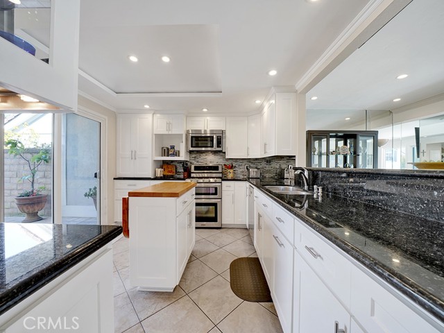 3512 Bravata Drive, Huntington Beach CA: https://media.crmls.org/medias/01440363-17d0-4faf-883f-d8834920b4ea.jpg
