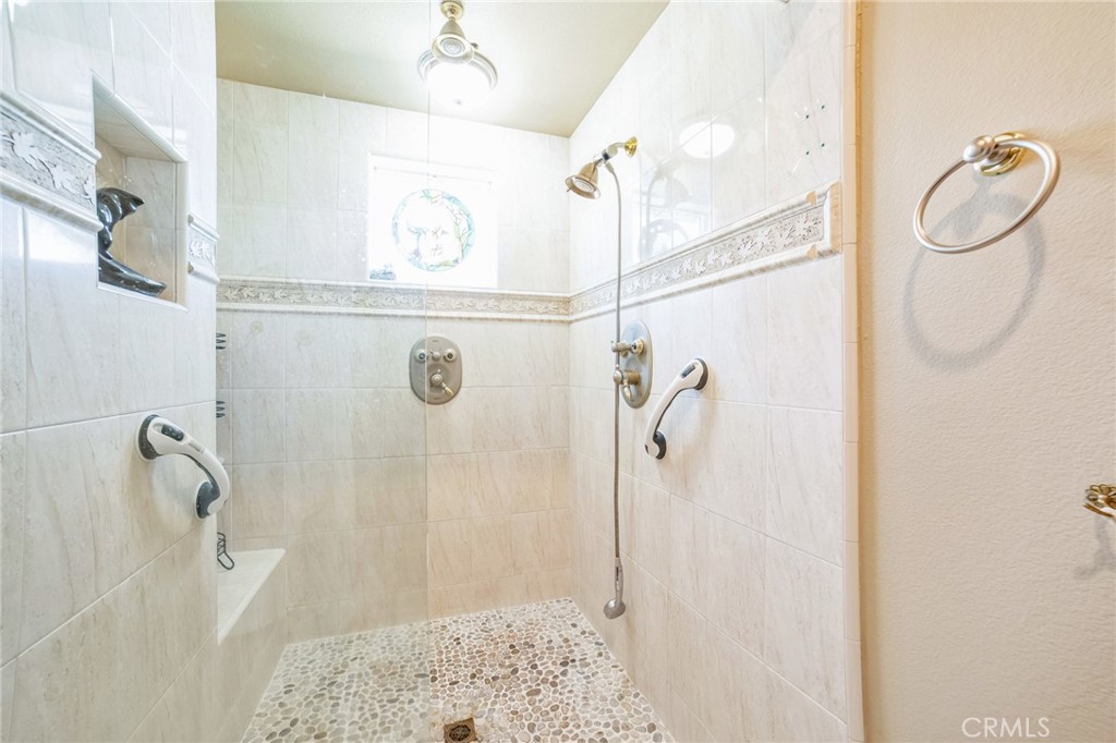 https://media.crmls.org/medias/01487e61-ab40-4cae-ab73-6bbe680a7737.jpg?preset=X-Large
