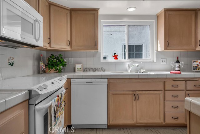 641 13th Street, Manhattan Beach, California 90266, 4 Bedrooms Bedrooms, ,1 BathroomBathrooms,Residential,Sold,13th,SB22214141