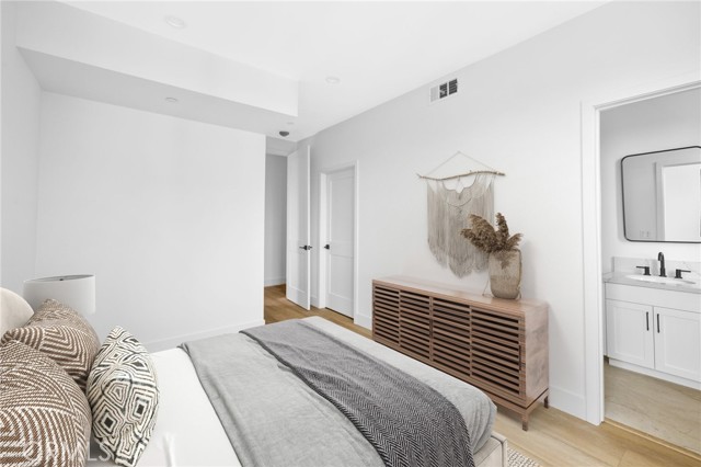 Detail Gallery Image 12 of 27 For 4827 Oakwood Ave, Los Angeles,  CA 90004 - 4 Beds | 4/1 Baths