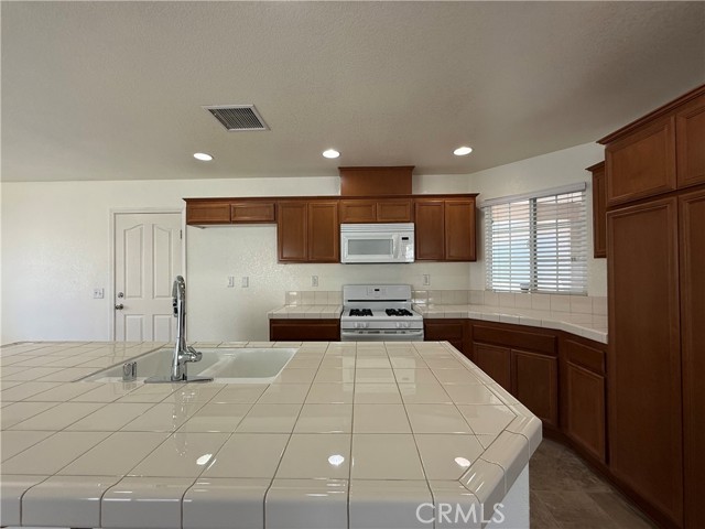Detail Gallery Image 12 of 33 For 37126 Firethorn St, Palmdale,  CA 93550 - 4 Beds | 2 Baths