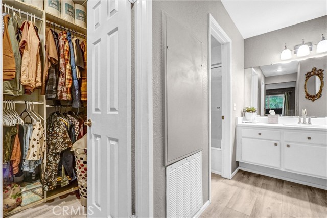 192 S Cross Creek Road, Orange CA: https://media.crmls.org/medias/014d9a90-f1e0-4e4c-a586-2e58c20370ce.jpg
