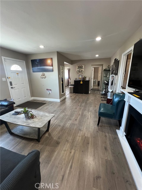 423 East Iris Street photo 3