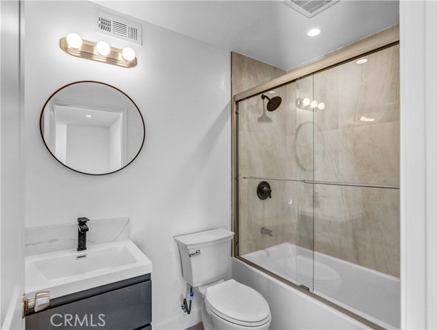 Detail Gallery Image 11 of 27 For 1231 1/2 S Rowan Ave #1/2,  Los Angeles,  CA 90023 - 4 Beds | 4 Baths