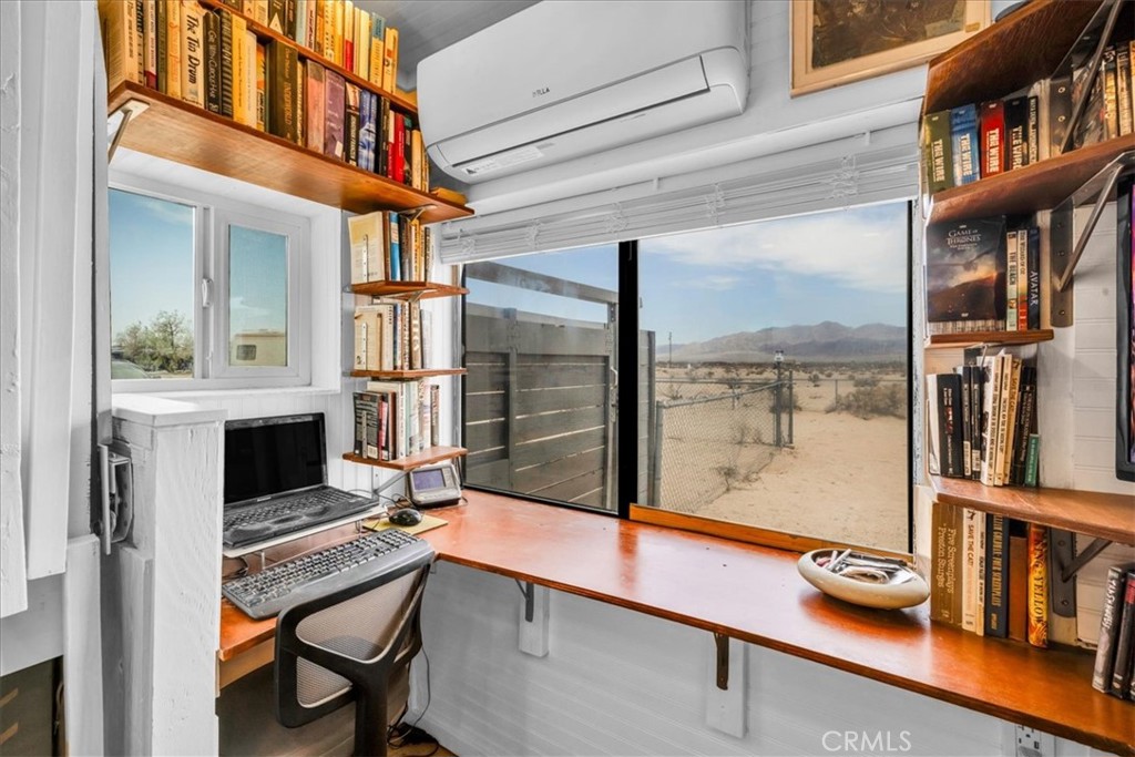 https://media.crmls.org/medias/01516195-cb7b-4e68-9df3-42324c14a9db.jpg?preset=X-Large