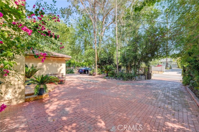 22349 Dolorosa Street, Woodland Hills CA: https://media.crmls.org/medias/015213c5-c5d9-4f55-ba88-691ff5211f86.jpg