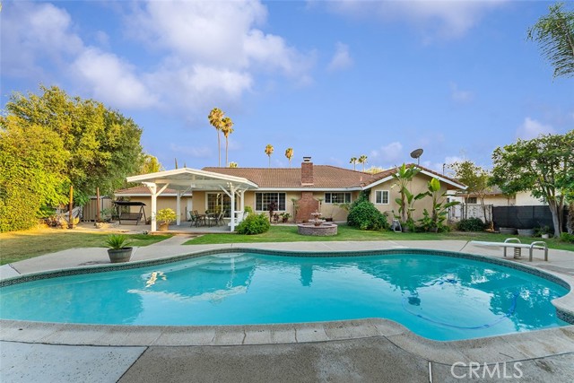 1073 E Knollcrest Drive, Covina CA: https://media.crmls.org/medias/01528b1a-4a7c-41b2-97a9-cf9033d17473.jpg