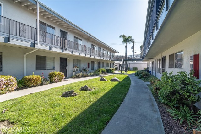 Detail Gallery Image 5 of 14 For 5500 Ackerfield Ave #211,  Long Beach,  CA 90805 - 2 Beds | 1 Baths