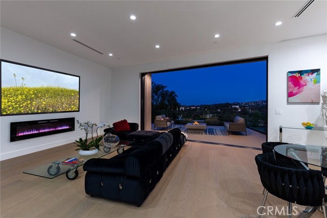 5134 Medina Road, Woodland Hills CA: https://media.crmls.org/medias/01557f14-150f-4ac7-a42a-97cab8028c2a.jpg