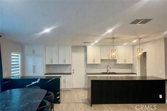 Detail Gallery Image 12 of 18 For 22020 Viscanio, Woodland Hills,  CA 91364 - 3 Beds | 2 Baths