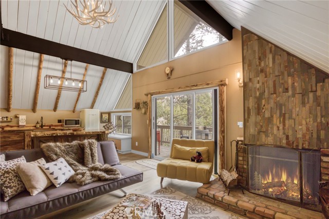 875 Brentwood Drive, Lake Arrowhead CA: https://media.crmls.org/medias/015a602d-486a-4616-afc7-b6d47ebfe940.jpg