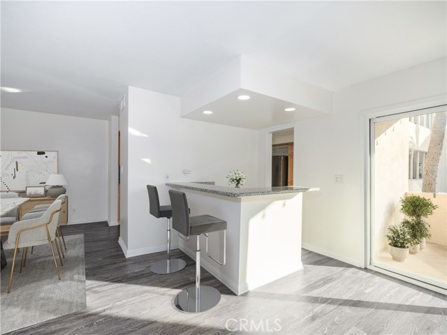 Detail Gallery Image 8 of 28 For 5411 Tyrone, Sherman Oaks,  CA 91401 - 3 Beds | 3 Baths