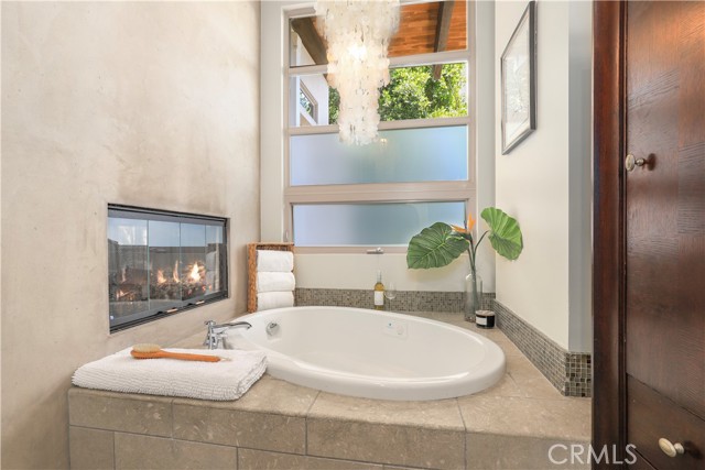 Great jetted tub to cozy into!