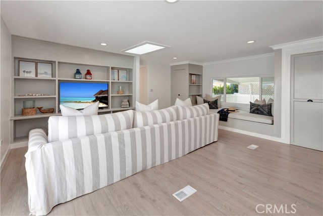 Detail Gallery Image 9 of 34 For 265 Mayflower, Newport Beach,  CA 92660 - 2 Beds | 2 Baths