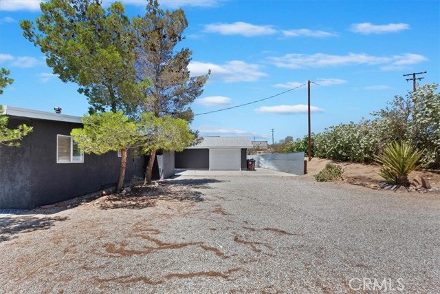 62171 Campanula Street, Joshua Tree CA: https://media.crmls.org/medias/015f890a-8266-48db-9cd4-fc51c47b7f76.jpg