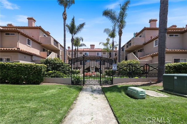 606 Lake Street, Huntington Beach CA: https://media.crmls.org/medias/016010a8-aa93-4b82-9499-e06a82bb1a7a.jpg