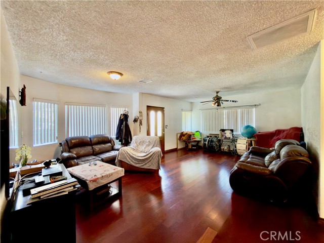 Detail Gallery Image 13 of 38 For 5654 Stansbury, Van Nuys,  CA 91401 - 2 Beds | 2 Baths