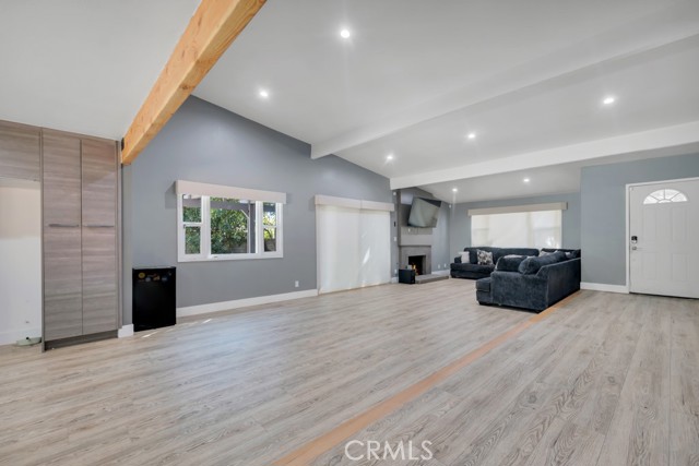 Detail Gallery Image 5 of 35 For 10122 Jovita Ave, Chatsworth,  CA 91311 - 5 Beds | 3 Baths