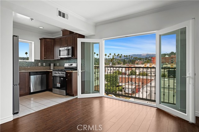 5633 Carlton Way, Hollywood CA: https://media.crmls.org/medias/016c24b4-d81d-4364-9c7d-33933271d402.jpg