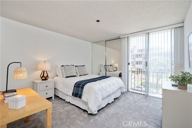 555 Esplanade, Redondo Beach, California 90277, 2 Bedrooms Bedrooms, ,2 BathroomsBathrooms,Residential,For Sale,Esplanade,SB25176397