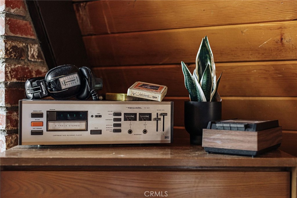 https://media.crmls.org/medias/01724c42-7764-4613-84eb-fe219f19395c.jpg?preset=X-Large