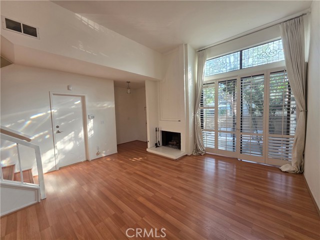 Detail Gallery Image 2 of 27 For 13963 Riverside, Sherman Oaks,  CA 91423 - 2 Beds | 2/1 Baths