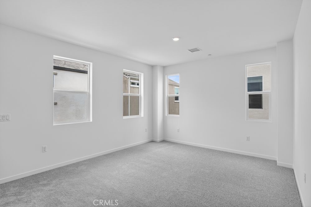 https://media.crmls.org/medias/01760948-9baf-49d6-ad04-773138a96bed.jpg?preset=X-Large