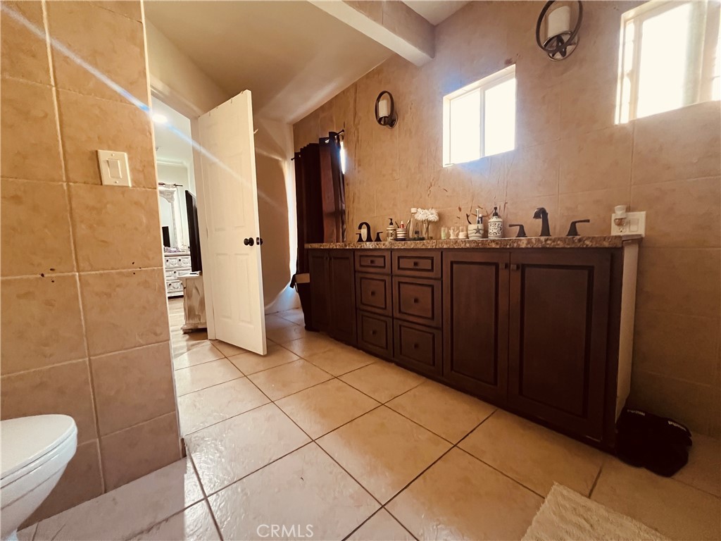 https://media.crmls.org/medias/01765cd8-81f6-428e-8501-e98ada80fe61.jpg?preset=X-Large