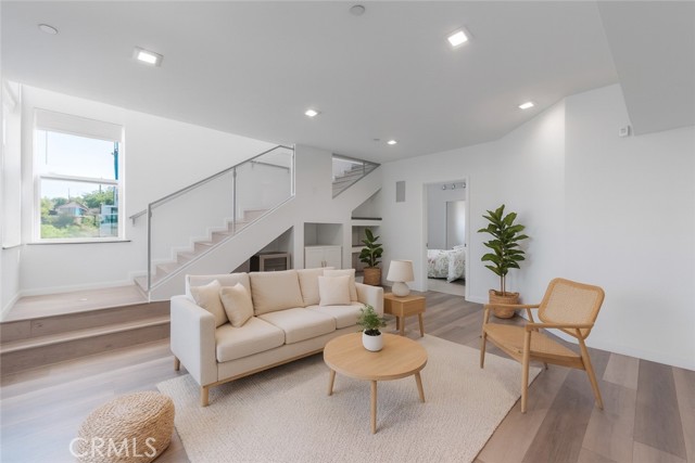 5220 Medina Road, Woodland Hills CA: https://media.crmls.org/medias/01797809-0d2f-46c7-9d69-43293733b746.jpg