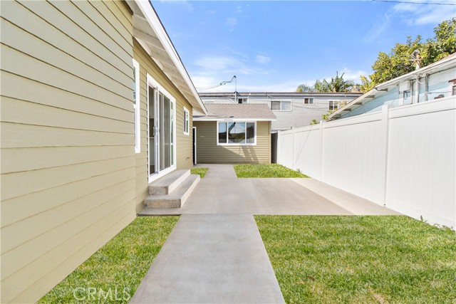 1027 E 10th St, Long Beach CA: https://media.crmls.org/medias/017d1f10-d48c-4fd3-80cd-018c8e1d9c74.jpg